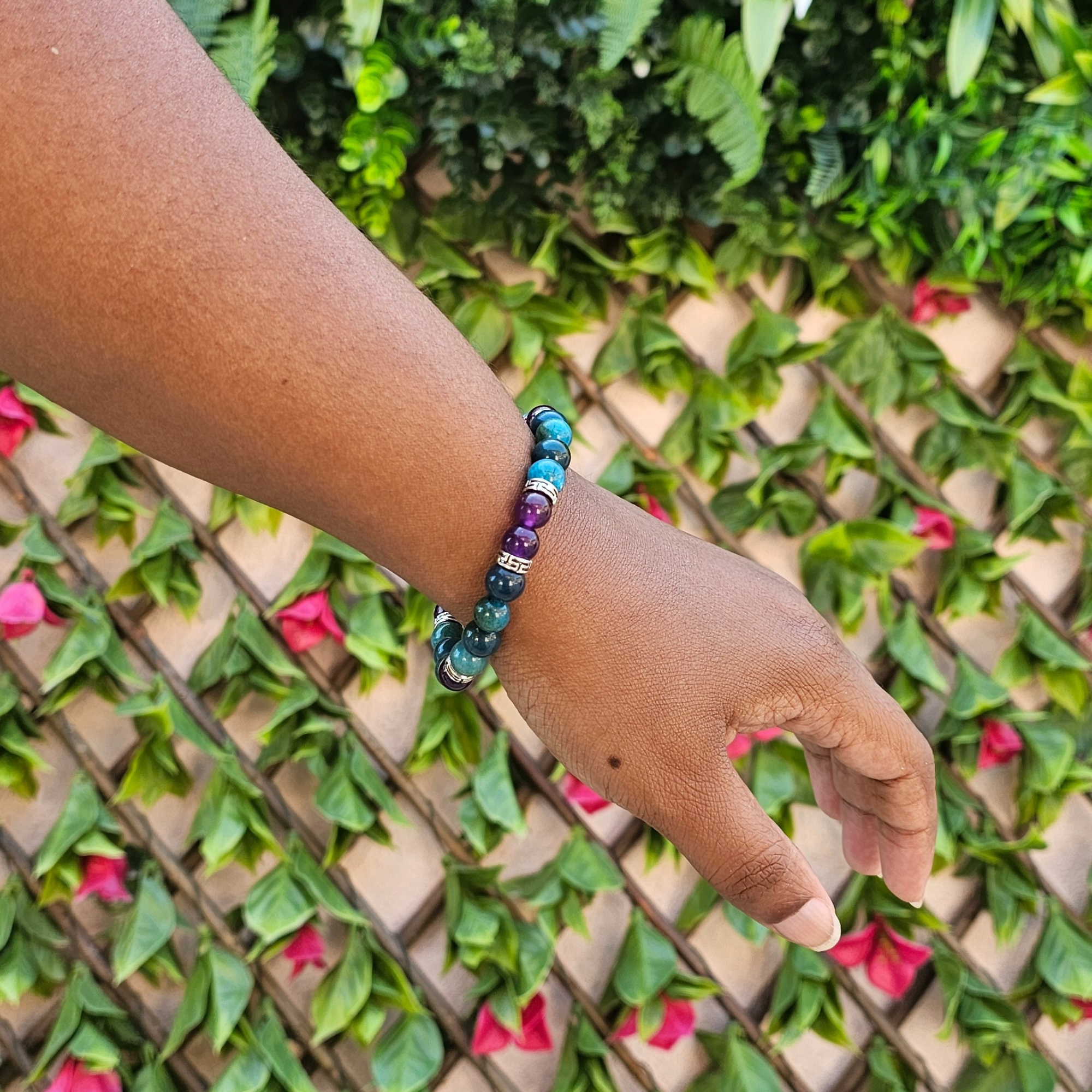 image du bracelet murmure céleste porté en améthyste et apatite bleue