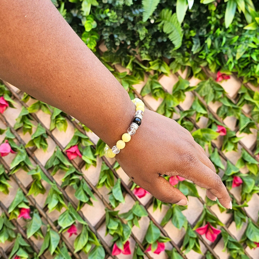 photo de la présentation du bracelet présence solaire en jade citron, cristal de roche et tourmaline noire portée